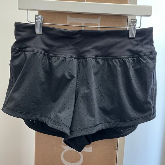 Lululemon Final Lap 2.5" Perforated Fabric Mid Rise 4 Way Stretch Shorts Black 8 - Picture 2 of 10
